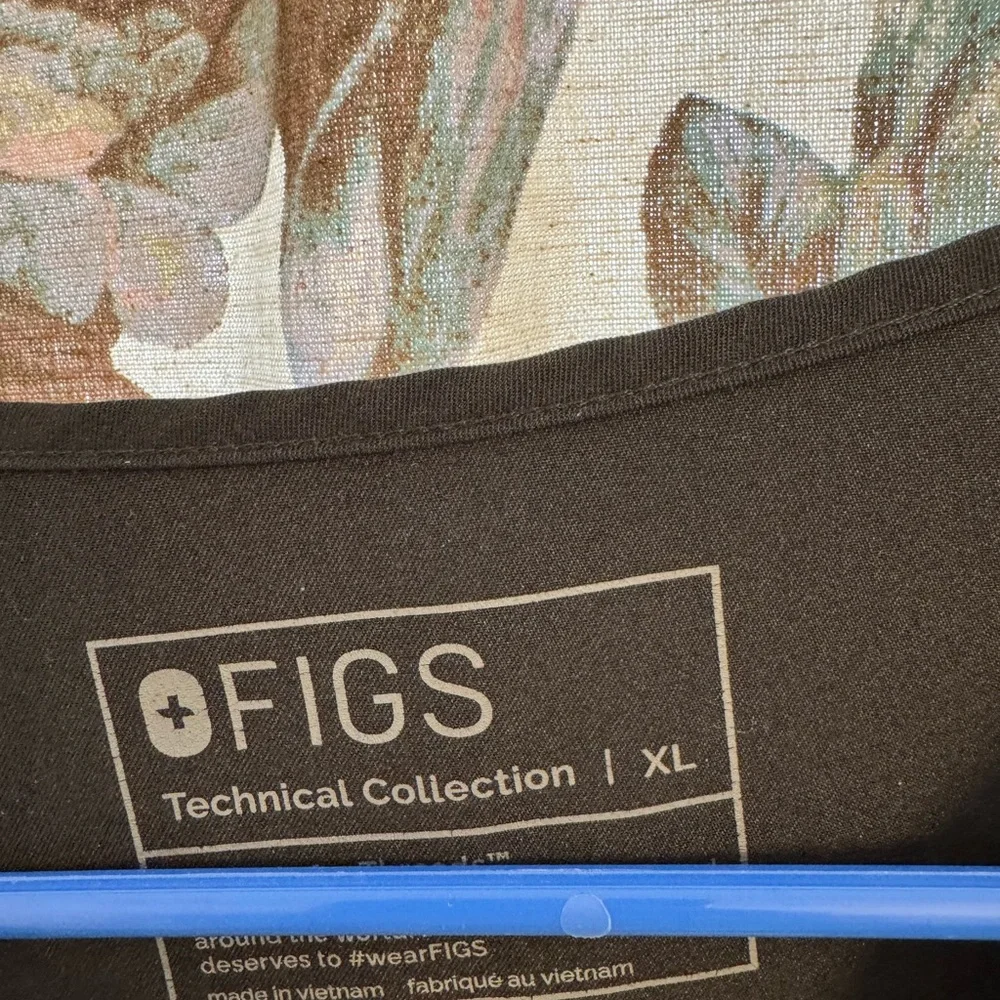 Figs multi pocket scrub top - Picture 2 of 3